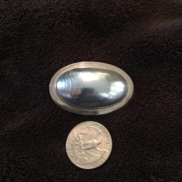 Sterling silver brooch w/ grey mother of pearl - Picture 2 of 4